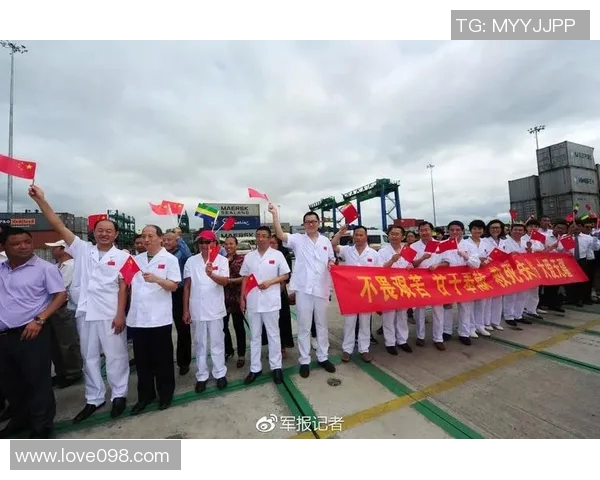 加蓬民众悼念布彭扎棺材覆盖国旗排队致敬场面感人